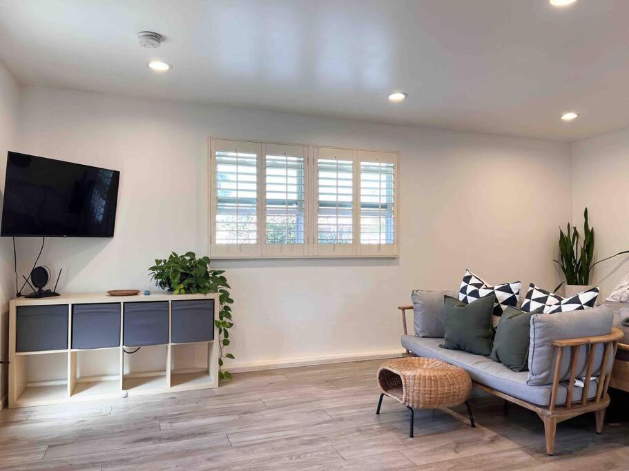 The Cozy Oasis - A Renovated And Modern Studio Near Lax + Sofi + Beaches + Freeway Lawndale Bagian luar foto