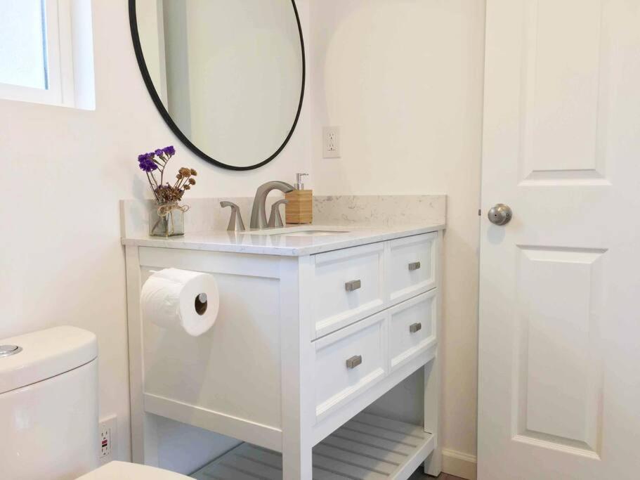 The Cozy Oasis - A Renovated And Modern Studio Near Lax + Sofi + Beaches + Freeway Lawndale Bagian luar foto